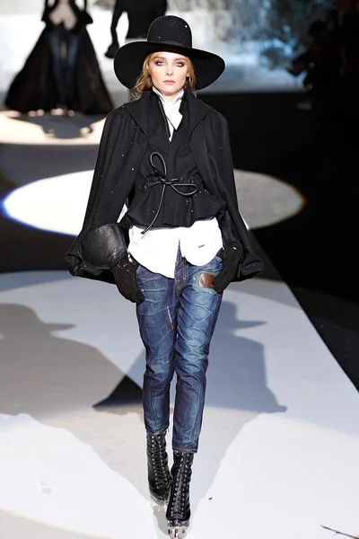 Look 16